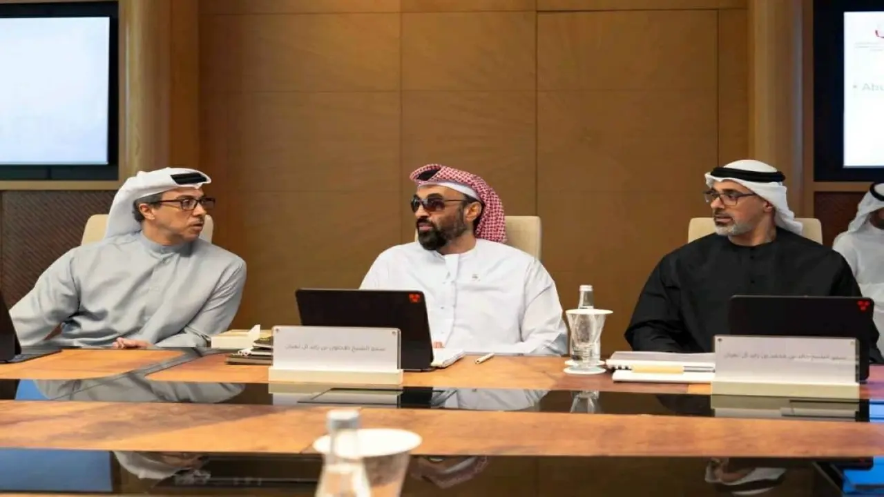 طحنون بن زايد يقود اجتماع «الشؤون الاستثمارية» بحضور منصور وخالد بن محمد
